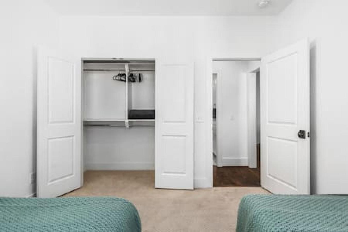 Upscale With Patio Walk To 12 South And Belmont