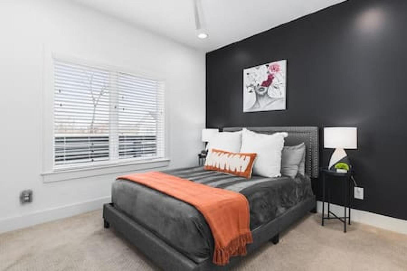 Upscale With Patio Walk To 12 South And Belmont *
