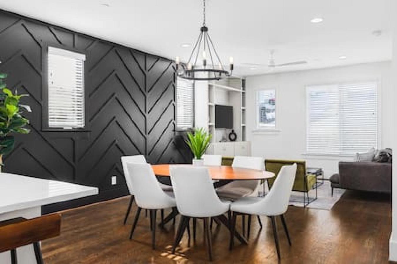 Upscale With Patio Walk To 12 South And Belmont *