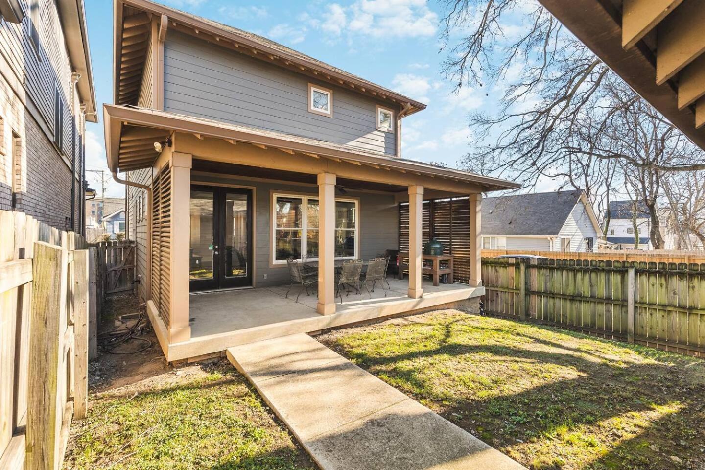 Walk To Broadway & Germantown Large House With Patio Holiday home Nashville