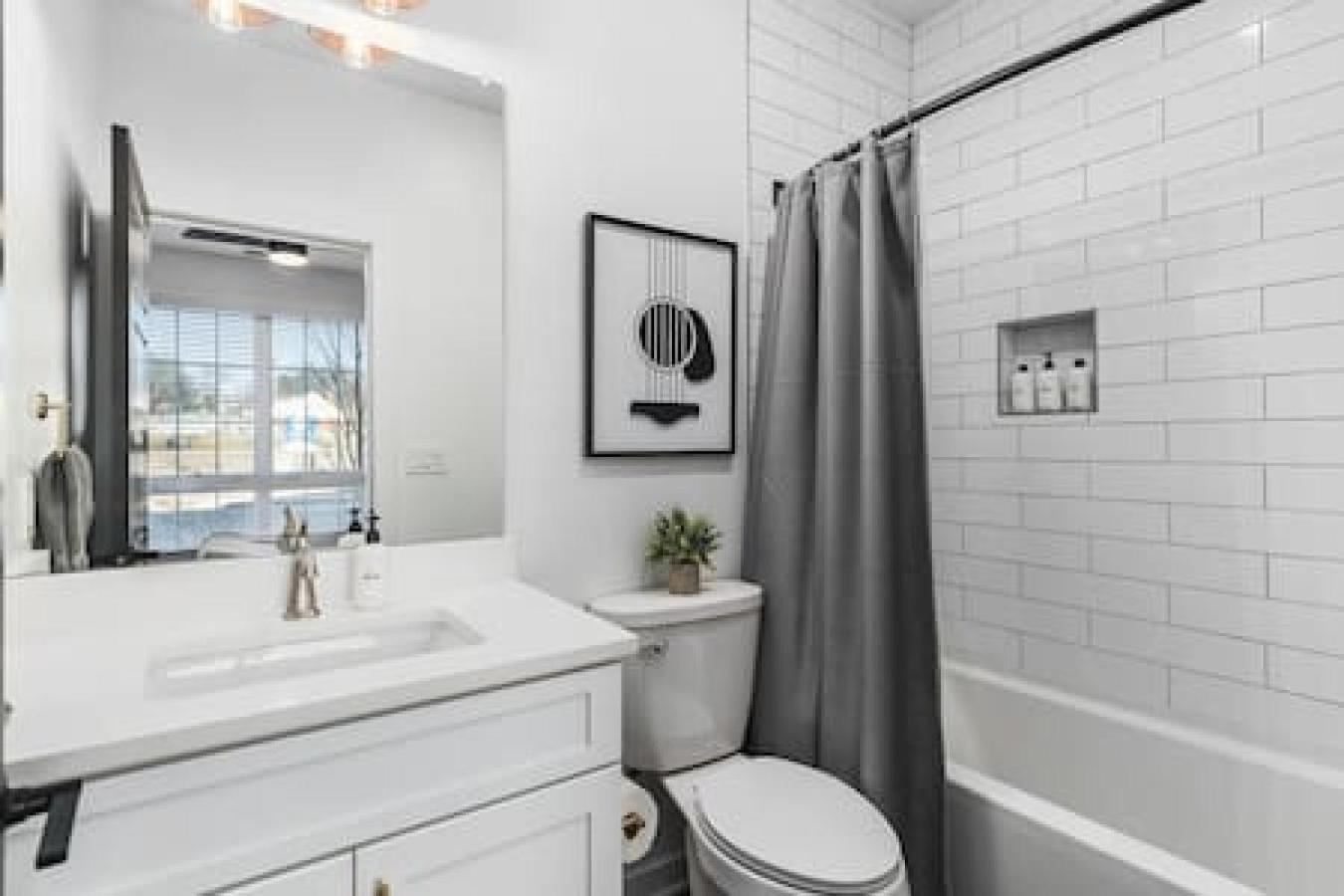 Spacious With Large Patio Rooftop Deck And Garage Holiday home Nashville
