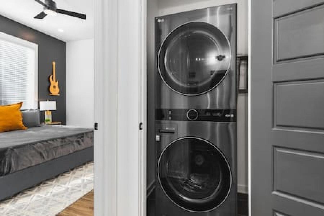 Spacious With Large Patio Rooftop Deck And Garage