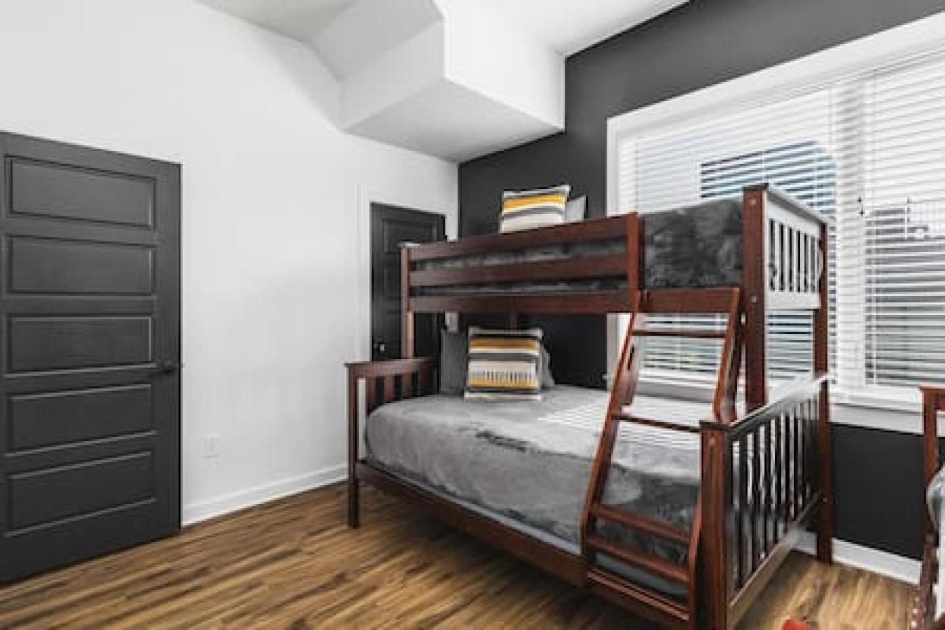 Spacious With Large Patio Rooftop Deck And Garage Holiday home Nashville