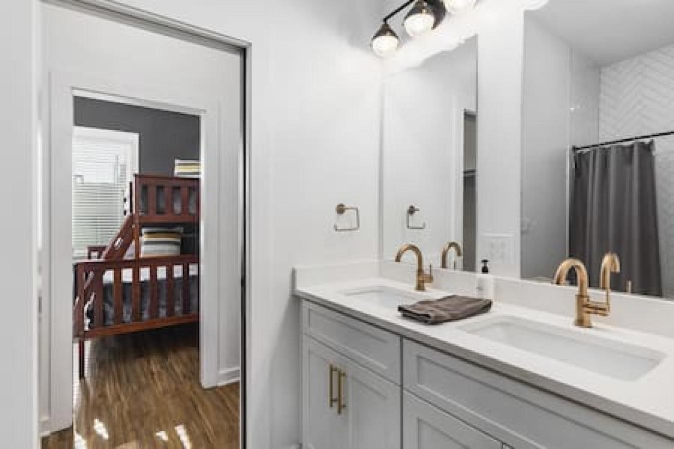 Spacious With Large Patio Rooftop Deck And Garage Nashville