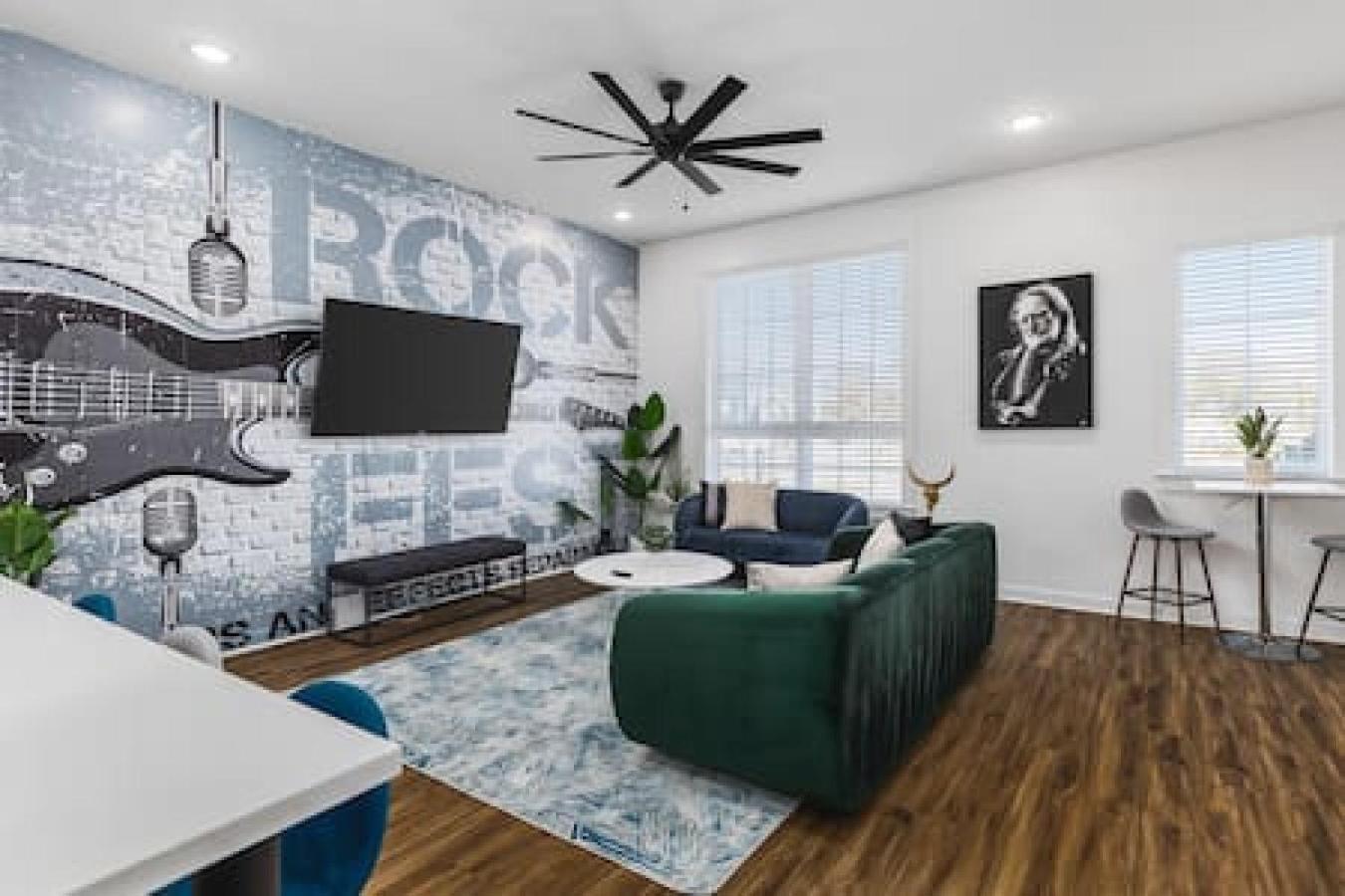 Spacious With Large Patio Rooftop Deck And Garage Holiday home Nashville