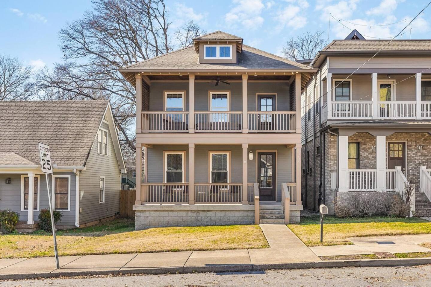 Walk To Broadway & Germantown Large House With Patio Holiday home Nashville