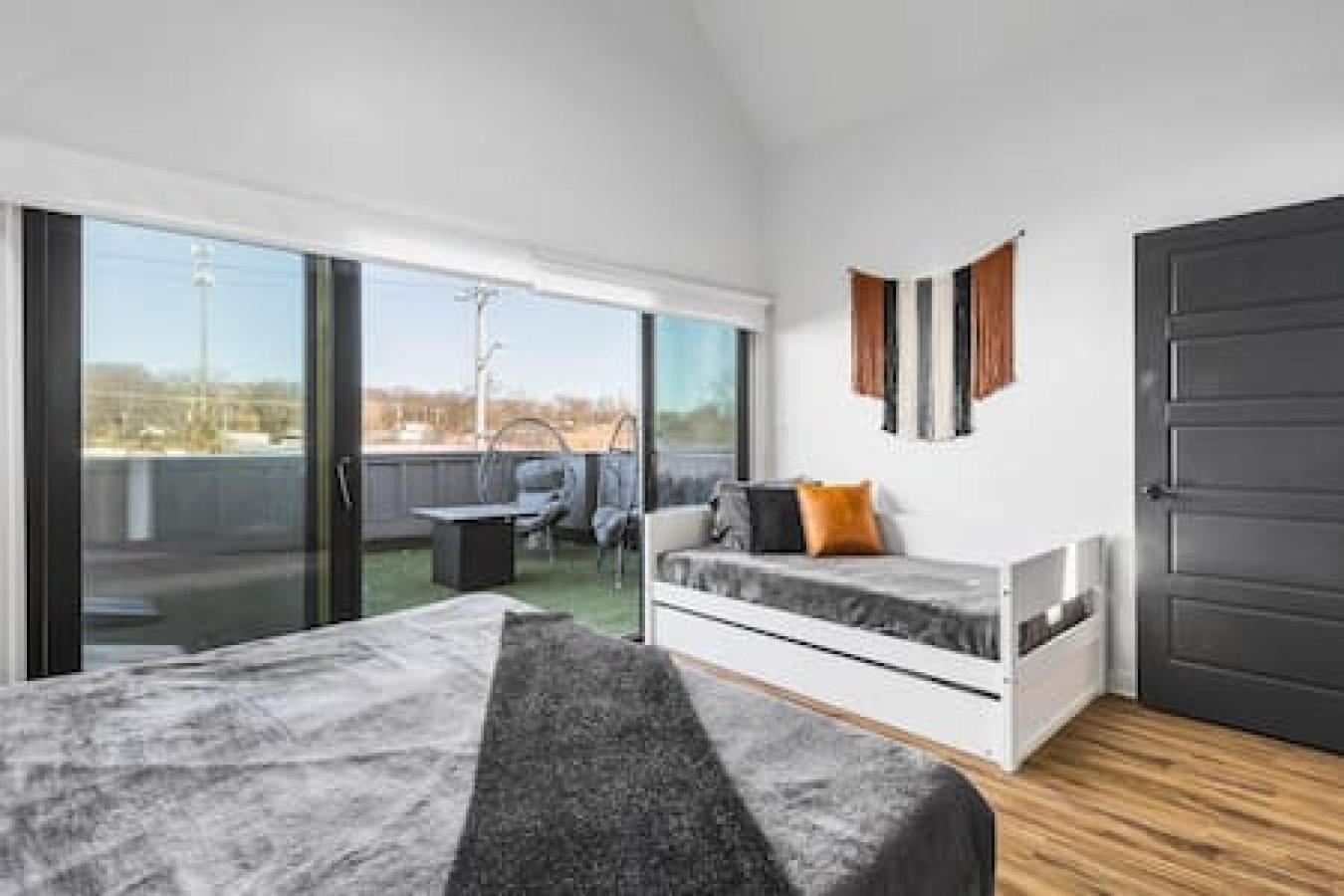 Spacious With Large Patio Rooftop Deck And Garage