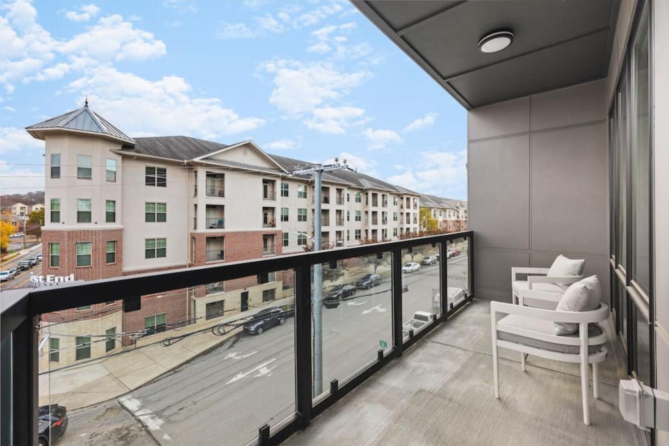 Premium With Huge Patio Near Vanderbilt & Downtown Apartment *