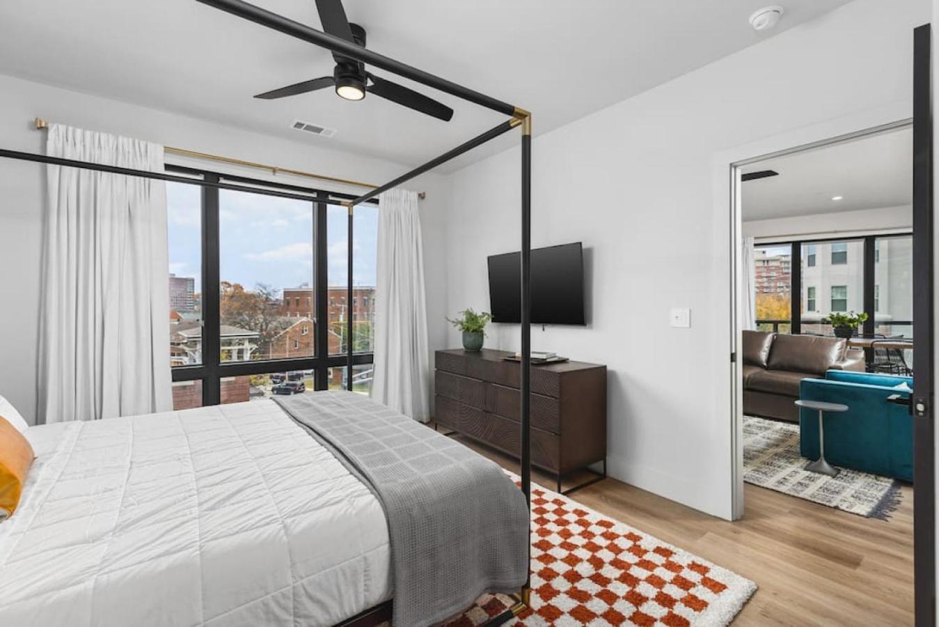 Premium With Huge Patio Near Vanderbilt & Downtown Apartment