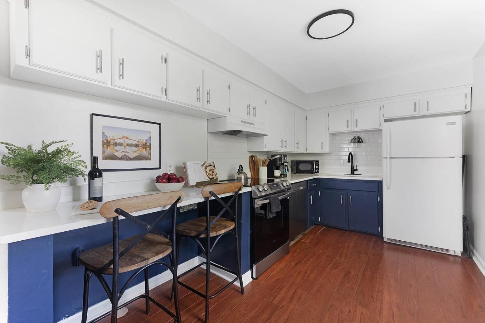 Blue - 2 Bedroom And Mins To Broadway Apartment *
