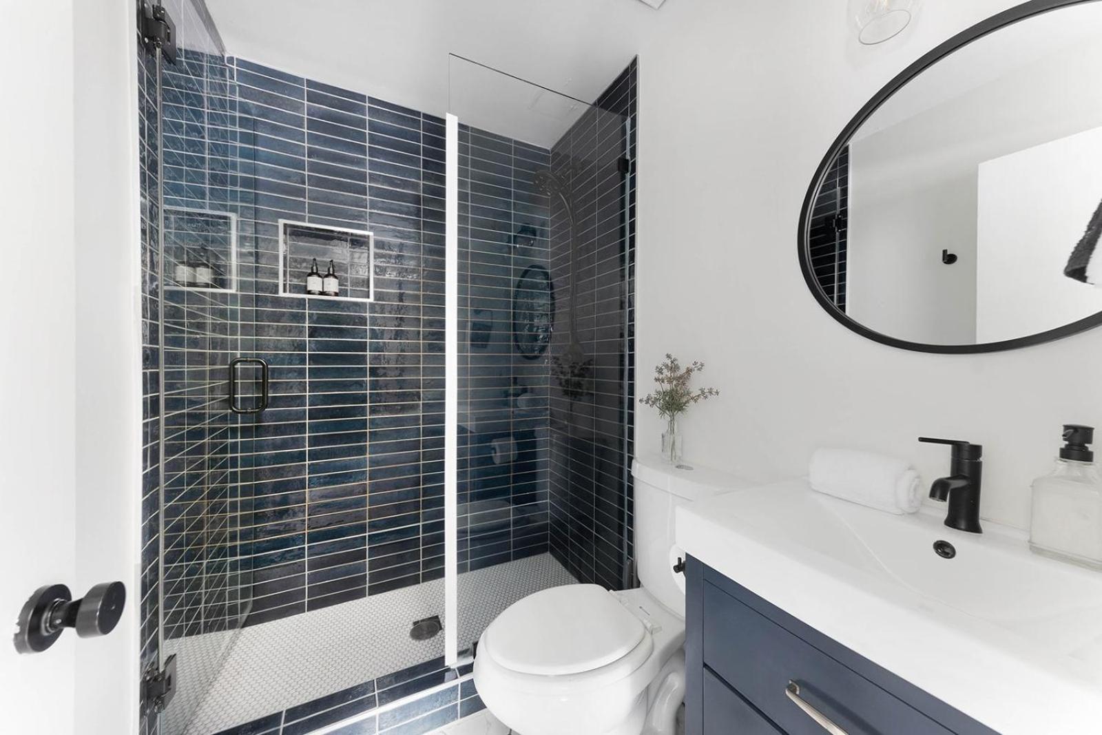 Blue - 2 Bedroom And Mins To Broadway Apartment