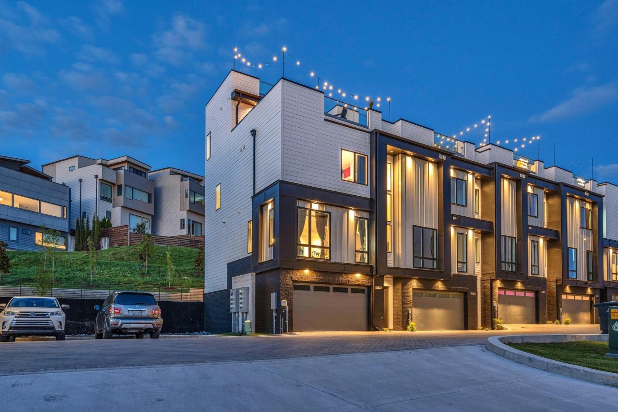 New We Roll Rooftop - Hot Tub With Views - 13 Beds Holiday home Nashville