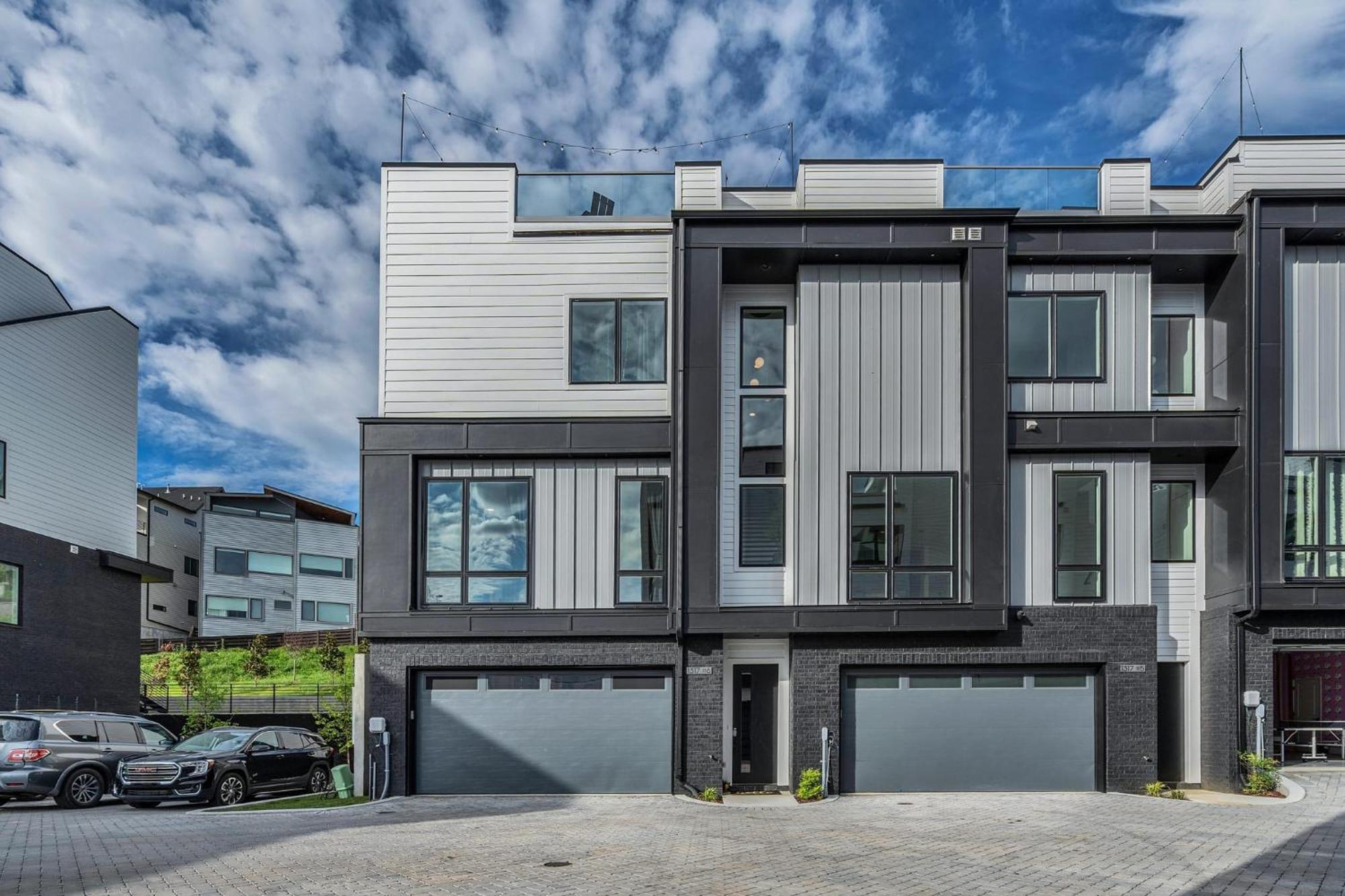 New We Roll Rooftop - Hot Tub With Views - 13 Beds Holiday home Nashville