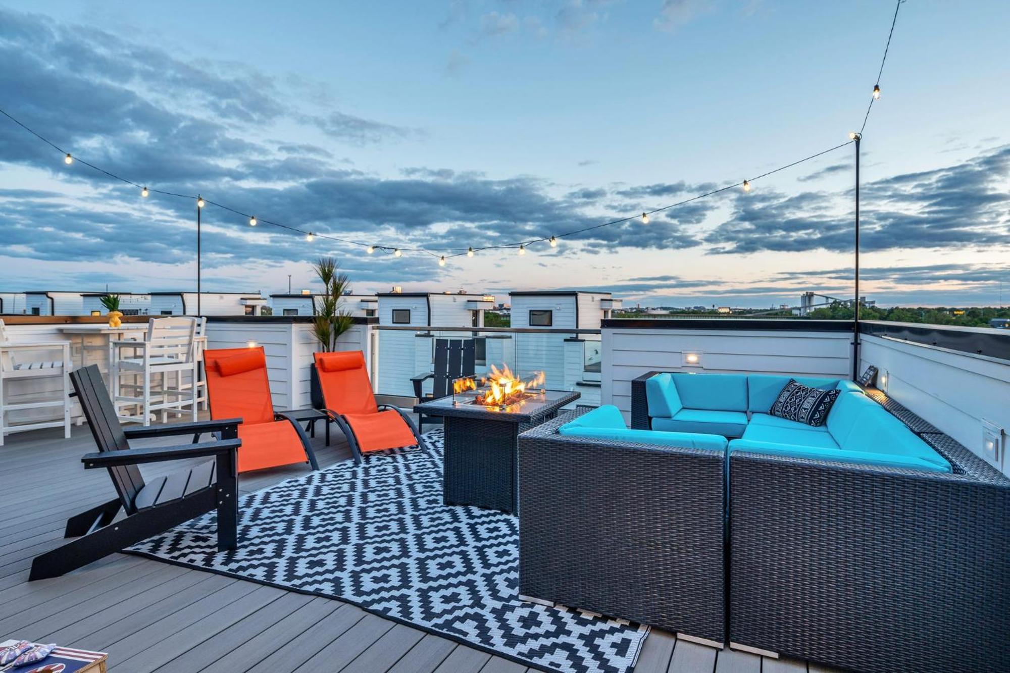 New We Roll Rooftop - Hot Tub With Views - 13 Beds