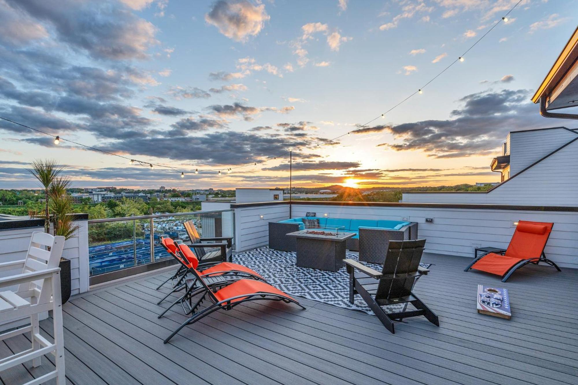 New We Roll Rooftop - Hot Tub With Views - 13 Beds Holiday home *