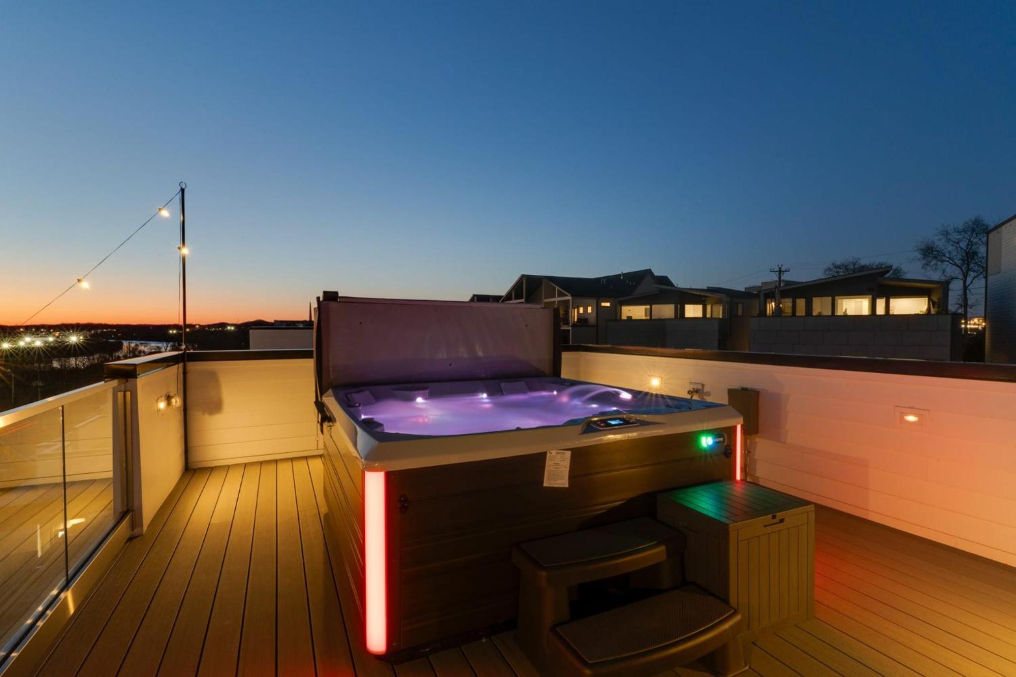 New We Roll Rooftop - Hot Tub With Views - 13 Beds Holiday home *