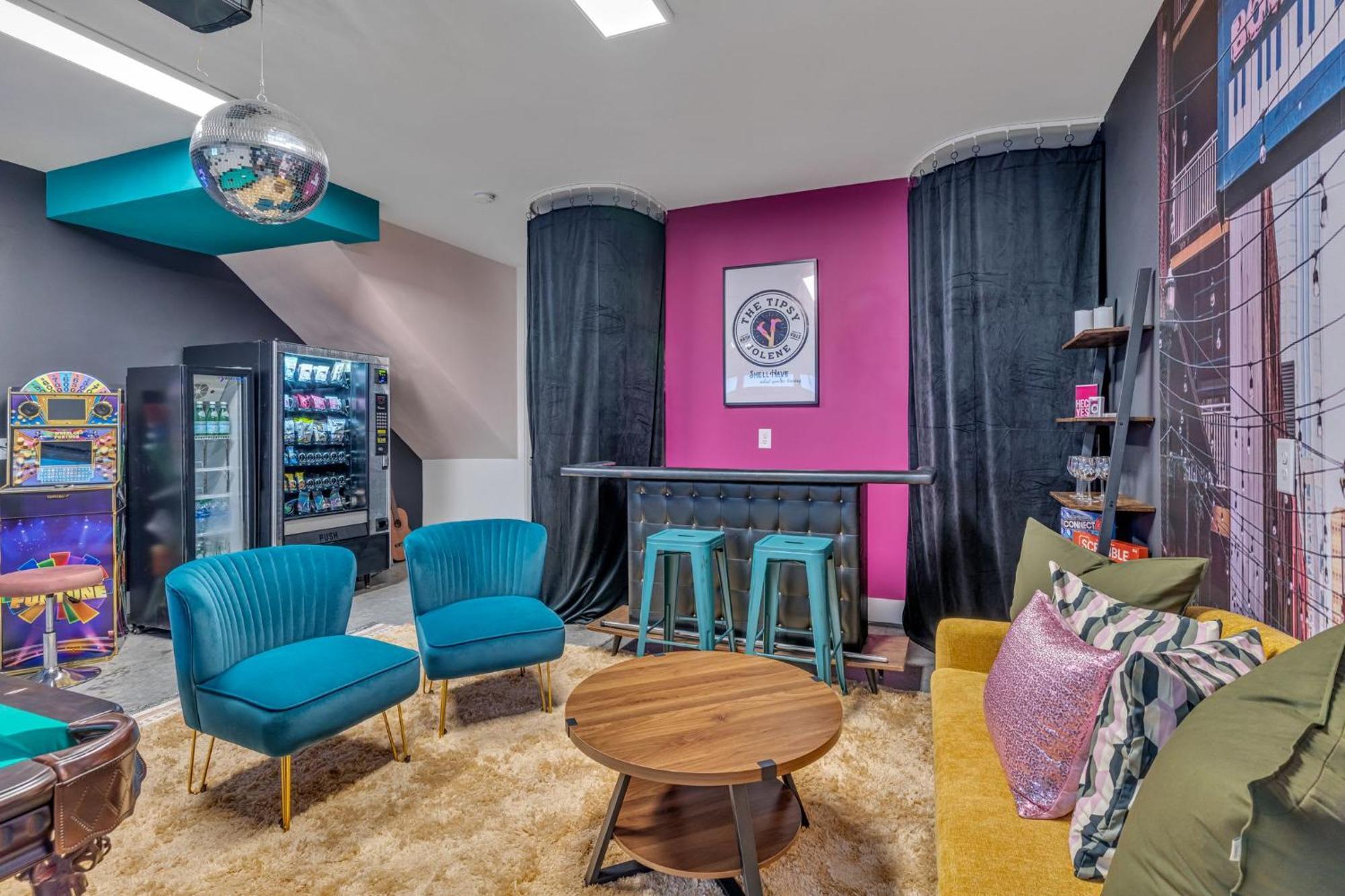 Rooftop Hot Tub & Game - 3 Miles To Downtown Holiday home *