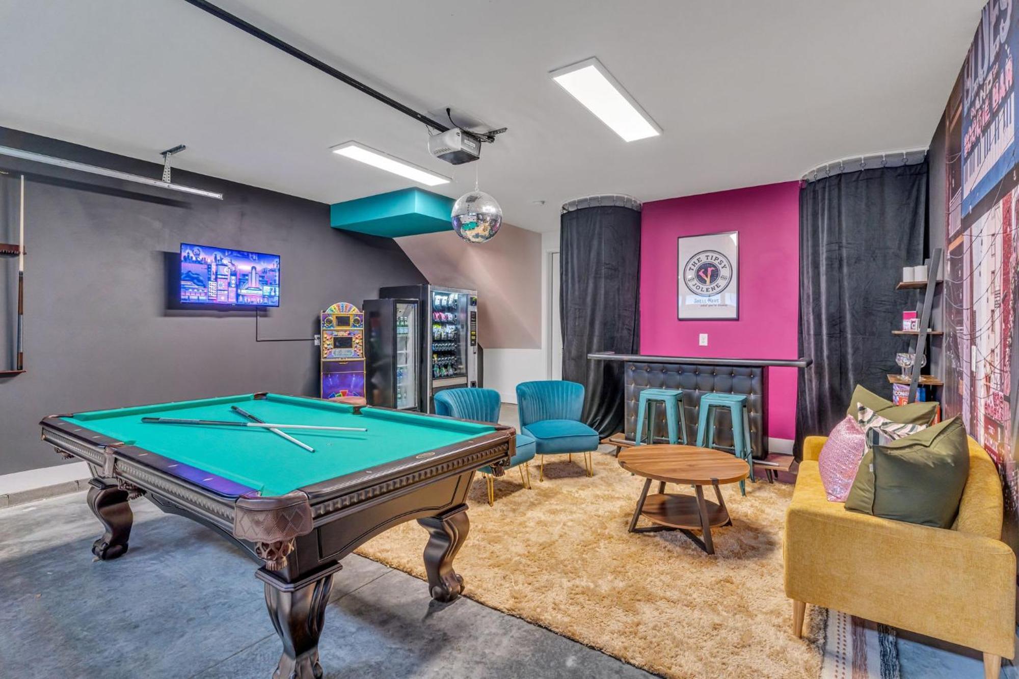 Holiday home Rooftop Hot Tub & Game - 3 Miles To Downtown