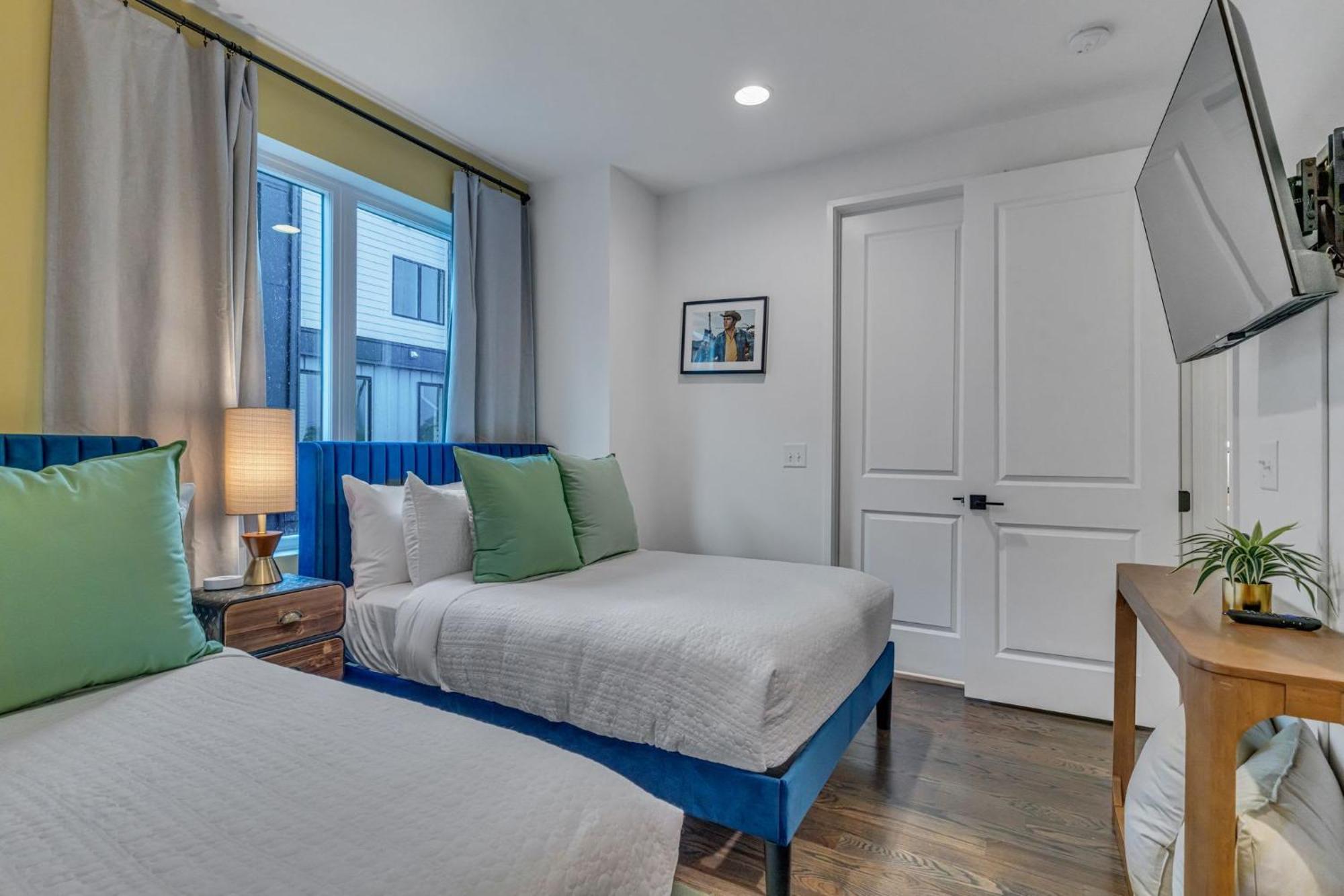 Rooftop Hot Tub & Game - 3 Miles To Downtown Holiday home *