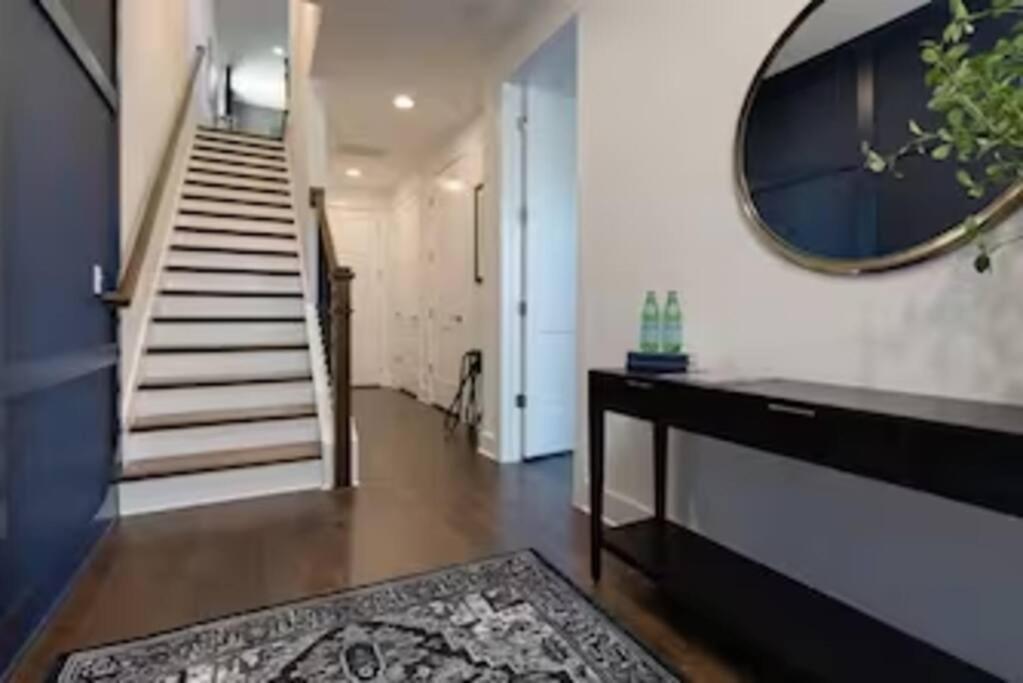 New And Luxurious By Downtown With Rooftop Deck! Holiday home