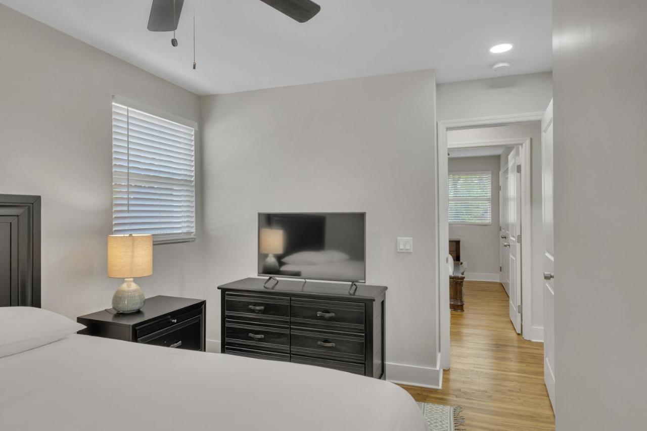 Single Story Pet Friendly Home, With Fenced Yard, Fire Pit, 5min To Downtown!! Holiday home Nashville