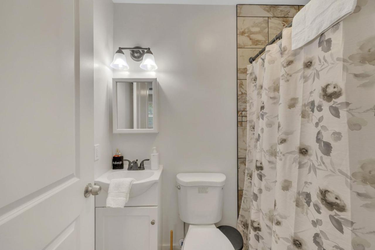 Single Story Pet Friendly Home, With Fenced Yard, Fire Pit, 5min To Downtown!! Holiday home *