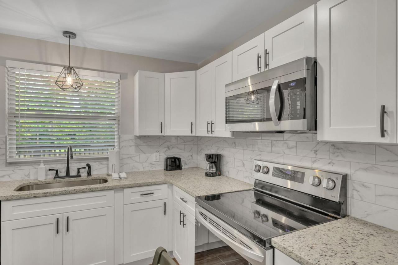 Holiday home Single Story Pet Friendly Home, With Fenced Yard, Fire Pit, 5min To Downtown!! *