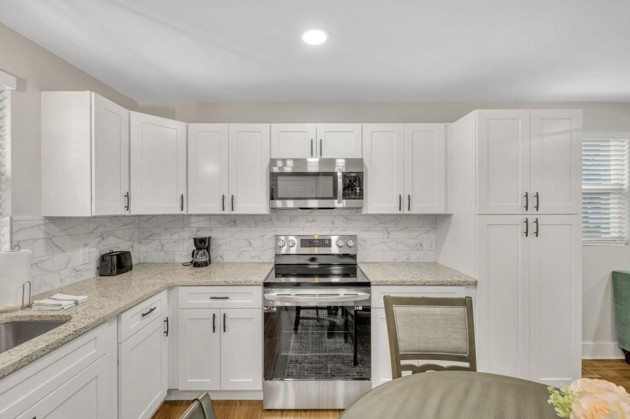 Holiday home Single Story Pet Friendly Home, With Fenced Yard, Fire Pit, 5min To Downtown!!