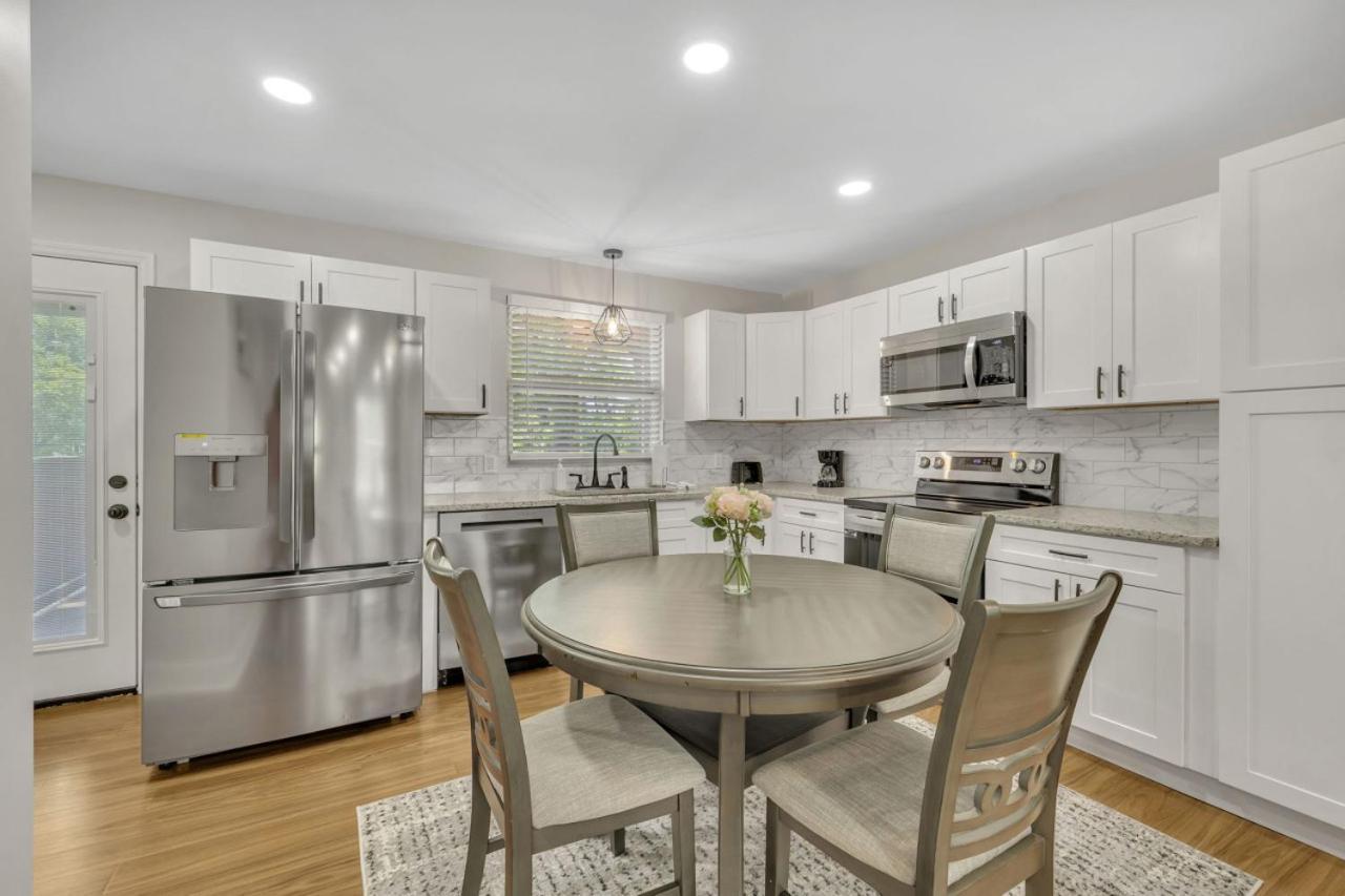 Single Story Pet Friendly Home, With Fenced Yard, Fire Pit, 5min To Downtown!! Holiday home *