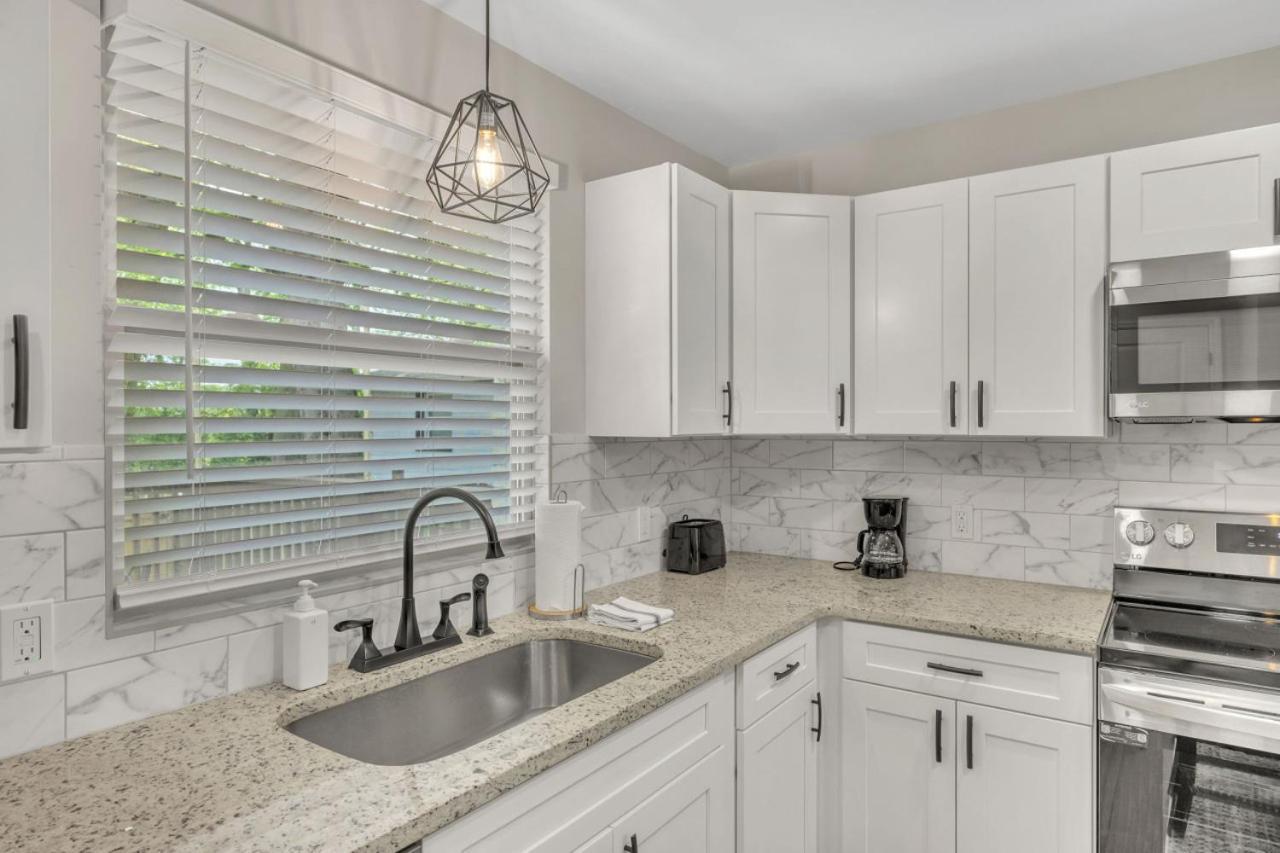 Single Story Pet Friendly Home, With Fenced Yard, Fire Pit, 5min To Downtown!! Holiday home *