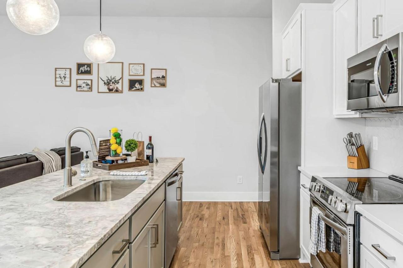 Holiday home East Townhome 5min To Grand Ole Opry! Rooftop Deck, Grill, Tv And Golf