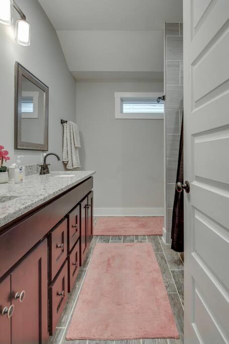 New Spacious 2 Miles From Downtown Nashville