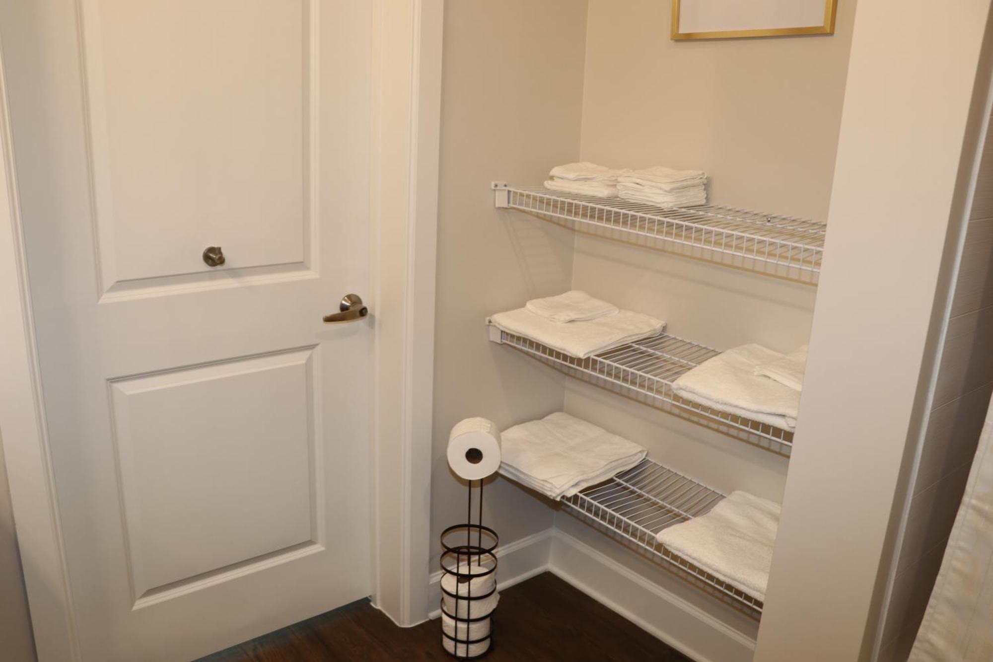 The Hendrix W/pool & Free Parking Apartment *