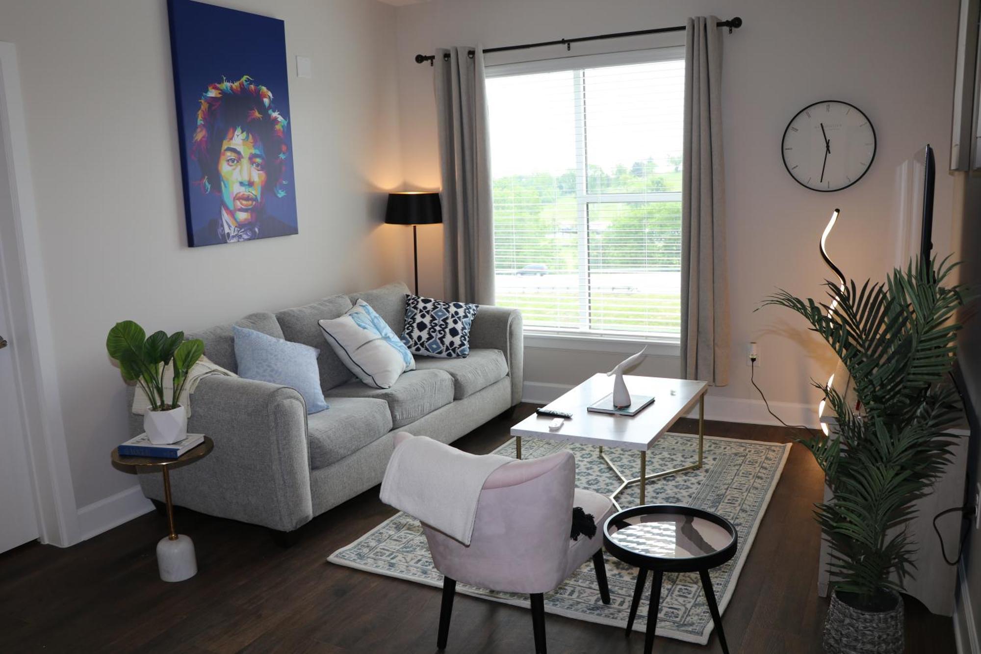 Apartment The Hendrix W/pool & Free Parking