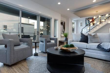 Modern Luxury Hot Tub Mini Golf Elevator Views Holiday home *