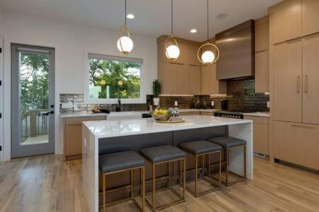 Modern Luxury Hot Tub Mini Golf Elevator Views Nashville