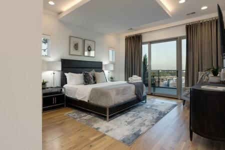 Modern Luxury Hot Tub Mini Golf Elevator Views * Nashville