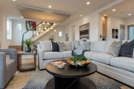 Modern Luxury Hot Tub Mini Golf Elevator Views Holiday home *