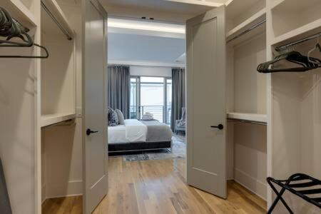 Modern Luxury Hot Tub Mini Golf Elevator Views Holiday home