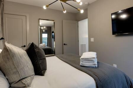 Modern Luxury Hot Tub Mini Golf Elevator Views Holiday home *