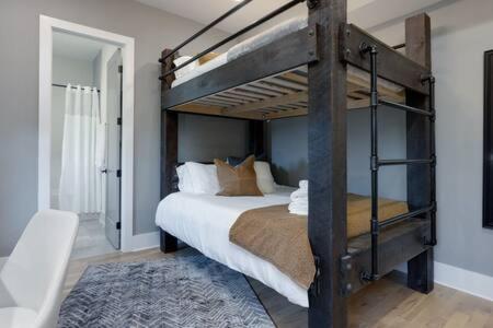 Modern Luxury Hot Tub Mini Golf Elevator Views Holiday home Nashville