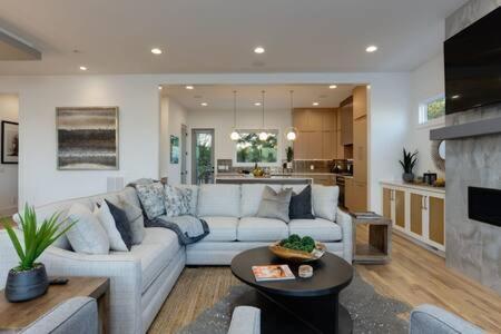 Modern Luxury Hot Tub Mini Golf Elevator Views Nashville