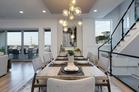 Modern Luxury Hot Tub Mini Golf Elevator Views * Nashville