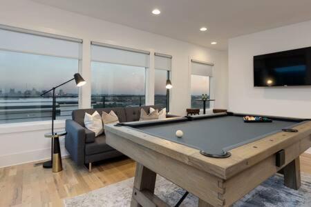 Modern Luxury Hot Tub Mini Golf Elevator Views Holiday home