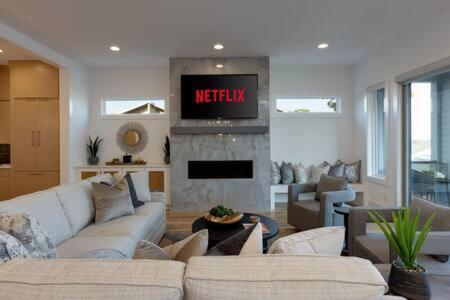 Modern Luxury Hot Tub Mini Golf Elevator Views Holiday home *