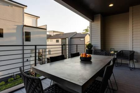 Modern Luxury Hot Tub Mini Golf Elevator Views Nashville