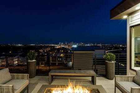 Modern Luxury Hot Tub Mini Golf Elevator Views Holiday home *