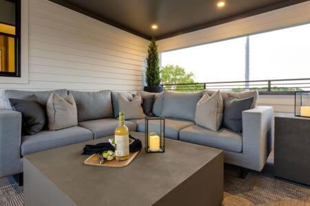 Modern Luxury Hot Tub Mini Golf Elevator Views Holiday home Nashville