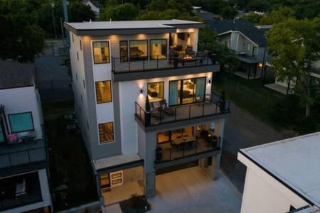 Modern Luxury Hot Tub Mini Golf Elevator Views * Nashville