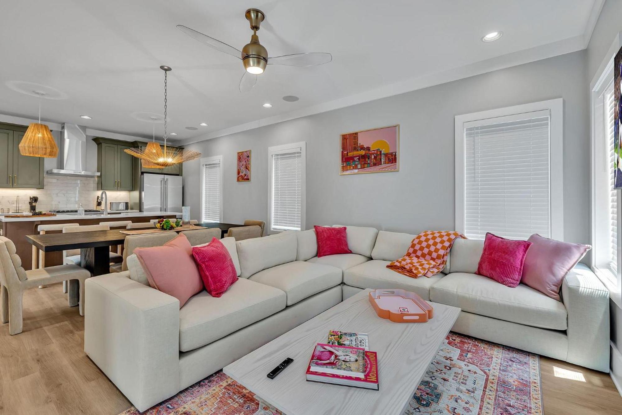 Alto-private Rooftop Deck-8 Mins To Broadway Holiday home Nashville